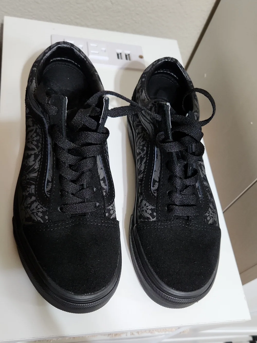 Vans Women's Black Floral-Print Low Top Sneakers